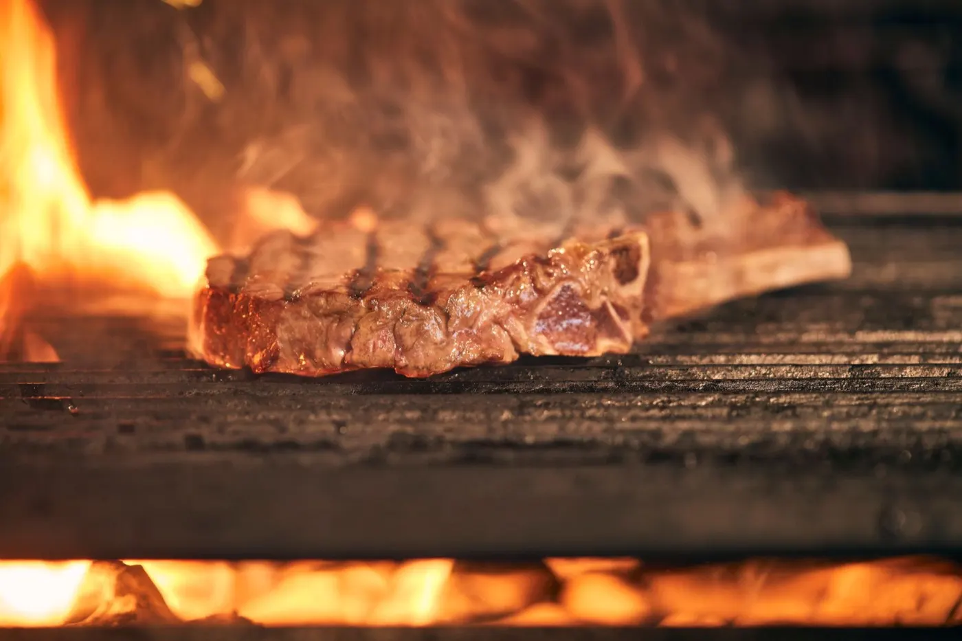 Carne alla griglia sul tagliere, un altro scorcio