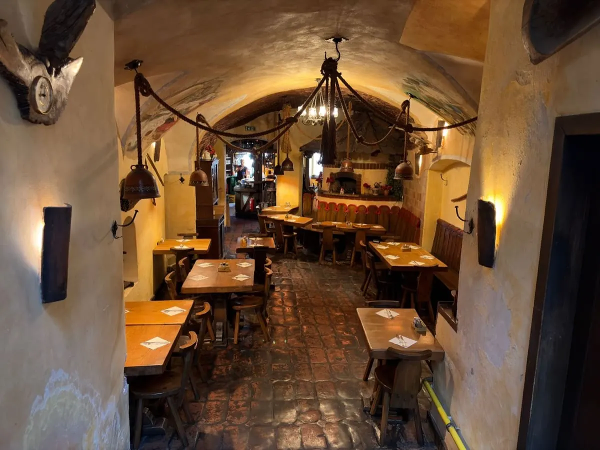 La sala, legno e luce calda